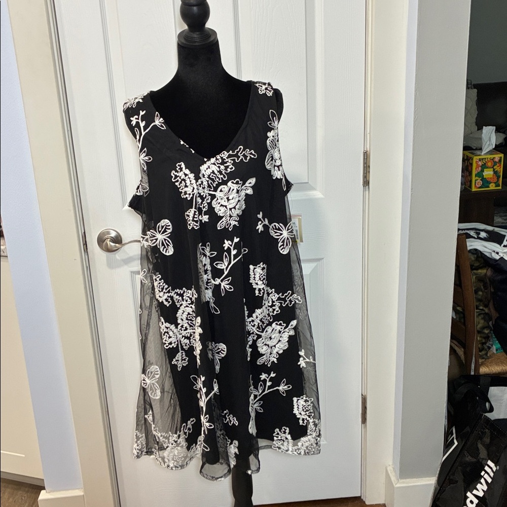 Floral Black and White  Dress - Picture 13 of 14